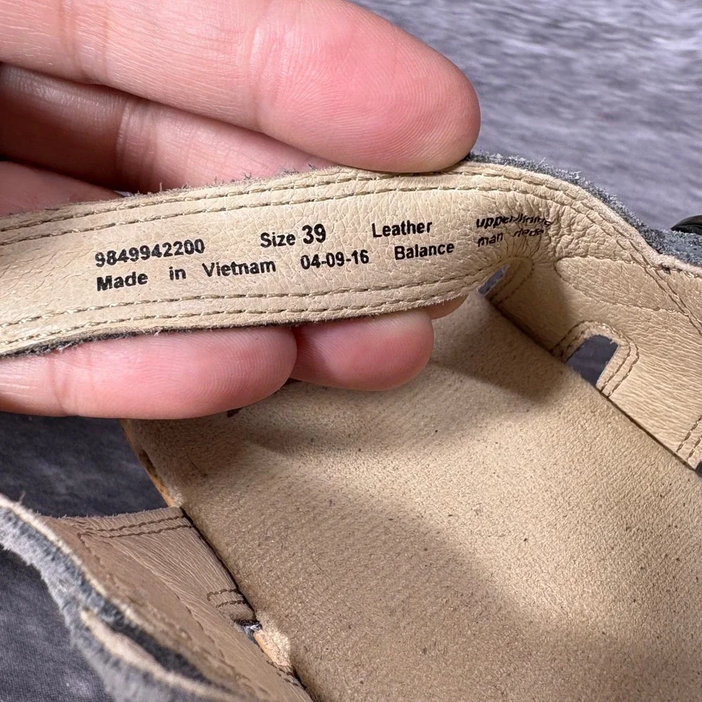 Dansko Season Wedge Sandals Womens Size 39 Gray Suede Gold Platform Buckle Strap